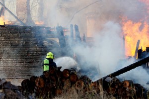 Varastona toiminut vanha navettarakennus tuhoutui tulipalossa Juvantiellä täysin. Kuva: Simo Päivärinta.