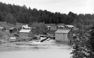 Myllytkin pysähtyivät helatorstaiksi. Kuvassa Vieremän mylly Forssassa 1900-luvun alussa. Kuva: Mustialan maatalousmuseo