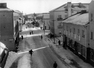 Vesikoskenkatu vuonna 1952. Vasemmalla Koivisto, Aaltonen ja Oskari Heikkilä. Oikealla osuusliike, osuuspankki, L.S.O., Häyry, Tanner, apteekki ja Yhdyspankki. Takana keskellä rautatien tasoristeys.