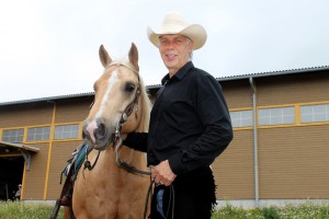 – Lännenratsastus on hieno laji, koska siinä koulutetaan hevosta kokonaisvaltaisesti ja se on miehinen laji, Kari Vepsä sanoo.