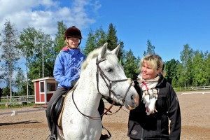 Ypäjän Hevosopiston johtava ratsastuksenopettaja Anu Korppoo uskoo, että Talent-ohjelman kautta Suomeen saadaan uusia huippuratsastajia. Ypäjän Ratsastajia edustava Mira Lahti toivoo kehittyvänsä kilpauralla ja mahdollisesti joskus työskentelevänsäkin hevosten parissa. Kuva: Kiti Salonen