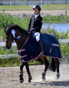 Kouluratsastuksessa hevosen hallinta on hienoa katsottavaa. Tässä ollaan Powercupissa Jyväskylässä, jossa Pauliina voitti kokonaiskilpailun. Kuva: Liisa Autio