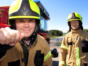 Palomiehet Tuomas Vähämaa ja Eljas Pulkkinen toivovat, että erityisesti Ysitiellä ajettaisiin siivommin ja hellitettäisiin kaasujalkaa. Kuva: Kati Uusitalo