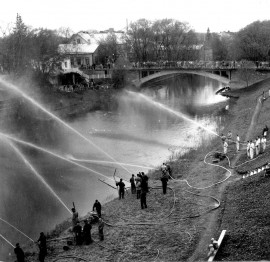 Palokuntien näytös 1960-luvulla. Takana näkyy Esson silta.