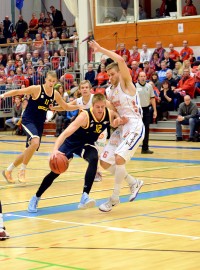 Bisons puolusti vahvasti. Antto Nikkarinen ja Matti Nuutinen pitävät kuvassa kurissa Seagullsin Carl Lindbomia (11) ja Justin Stommesia (12). Kuva: Eveliina Toivola