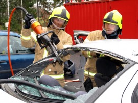 Rouskis, sanoo iso leikkuri palomies Mikko Tammen käsissä, kun paloasemalla harjoitellaan liikenneonnettomuuksissa toimimista. Uudet opit ovat aika ajoin tarpeen, sillä tekniikka kehittyy esimerkiksi autoissa hurjaa vauhtia. Timo Karppi avustamassa. Kuva: Kati Uusitalo