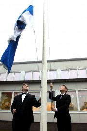 Samu Ruusiala ja Jalmari Sillsten nostivat lipun salkoon Ypäjän Kartanon koulun itsenäisyysjuhlassa. Kuva: Anu Salo