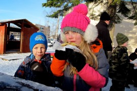 Bea, 8, ja Arne Stevanovic, 5, herkuttelivat Lionsin laskiaisriehassa Loimaan Savisten paistamilla letuilla. Sisaruksista kaikkein kivointa oli päästä moottorikelkan vetämän ahkion kyytiin. Vauhti oli huimaa ja vähän jännittävääkin. Lasten isä Pavle Stevanovic naureskeli perheen menneen päivistä sekaisin ja syöneen leipomansa laskiaispullat jo edellisviikon sunnuntaina. Kuva: Kiti Salonen