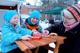 Helmi Koivunen, Tuula Kero ja Leila Hätönen taiteilivat mietteitä ystävyyden tauluun Ypäjän laskiaisluistelussa. Hätönen ja Kero ovat hyviä ystäviä, ja Hätönen viettää paljon aikaa myös Keron Helmi-tyttären kanssa. – Olimme Helmin kanssa katsomassa yhdessä wanhojen tanssejakin. Kuva: Kiti Salonen