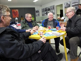 Hauskuuttajia koko pöydällinen. Mellilän Ostarilla tarinoivat tällä kertaa Pertti Alander, Arvo Saario, Olavi Haapala ja Keijo Lindgren. Kuva: Kati Uusitalo