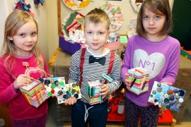 Hertta Prusi, 6, Aukusti Kauppi, 6, ja Minttu Kivinen,6, esittelivät kierrätysmateriaaleista valmistamiaan kynätelineitä ja alustoja. Kuva: Marianne Rovio