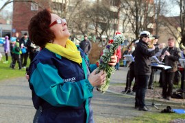 Anna-Maija Lassila ojensi kukkaseppeleen kansanedustajalle korkeuksiin.