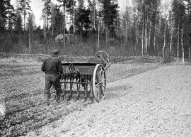 Etelä-Suomessa odotettiin vappuna jo kylvölle pääsyä. Kuva Hämeestä. Kuvaaja: Nils Westermarck