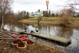 Loimaan vierasvenelaituri on jälleen paikoilaan Satakunnantie 17:n kohdalla. Paikka sijaitsee lähellä Tampereentien siltaa eikä laituriin laskevalla ole pitkä matka vaikkapa keskustaan asioimaan. Kuva: Anu Salo