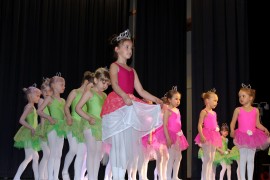 Vaaleanpunaiset ja vihreät prinsessat tanssahtelivat hovissa isojen prinsessojen rinnalla tanssilinjan kevätnäytöksessä. Kuva: Marianne Rovio