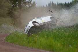 Pyörähdys pientareella ei liiemmin hidastanut Manu Lampelan menoa. Hän kaasutti maaliin kakkosena nuorten cupin luokassa 1. Kuva: Simo Päivärinta