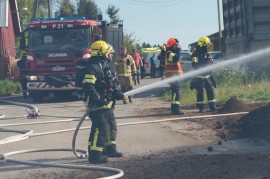 22 pelastusyksikköä oli sammuttamassa tulipaloa Mellilässä. Kuva: Simo Päivärinta