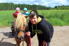 Josefiina Kallio, 5, ja Mikael Suonpää, 3, olivat tulleet katsomaan eläimiä. Hauskinta oli ratsastaminen ja Hero-ponin kärrykyyti. Mirka Lundgren kertoi Heron olevan kiltti ja niin rohkea poni, että se pelkää vain moottorikelkkoja. Kuva: Kiti Salonen