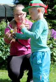 Elsa Jalasjoki Jäärämetsän eläintilalta opetti Manu Onnelalle, 5, jousiammuntaa. Manun mielestä ammunta ei ollut yhtään vaikeaa, sillä jousipyssy oli juuri sopivan kokoinen lapsille.