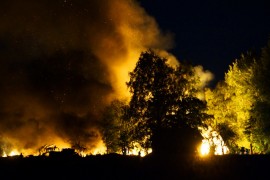 Konehallin palon  sammutustöitä vaikeuttivat hallissa räjähdelleet kaasupullot. Kuva: Simo Päivärinta