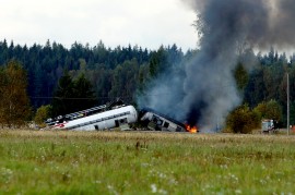 Kemikaalirekka kaatui ja syttyi palamaan. Palosta levisi myrkyllistä savua. Kuva: Simo Päivärinta