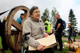 Seija Tuomola kiitteli, että seudun tapahtumissa tuodaan vanhoja työvälineitä ja -tapoja näytille. Köyrimarkkinoiden lisäksi perinteisiin pääsee tutustumaan muun muassa Okrassa ja Punkalaitumella Kaikkien aikojen maatalousnäyttelyssä. Kuva: Kiti Salonen.