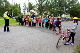 Koulupoliisi Pekka Mäkelä antoi Keskuskoulun oppilaille tietoiskun liikennekäyttäytymisestä. Kuva: Tiina Naula