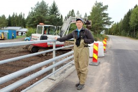 Limnologi, kalastotutkija Heikki Holsti on tyytyväinen, että Ely-keskus otti siltahankkeessa huomioon myös kalojen suojelun. Kuva: Tiina Naula