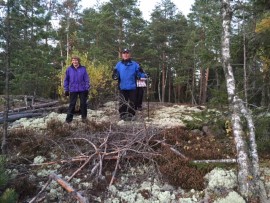 Maire Vähämäki ja Lauri Vehviläinen kurkistivat näköaloja Rydön ringillä Kurittulassa. Kuva: Sari Kuusinen.