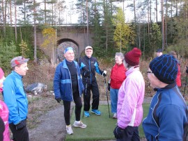 Laurisen Markku (3. vas.) tarinoi lenkin lomassa alikulusta - ja paljon muustakin. Kuvassa myös Virpi Tenkanen, Pertti Lentonen, Martti Sahla, Marja-Liisa Järvinen ja Marja-Liisa ja Raimo Nordman.