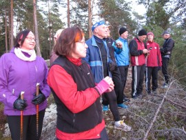 Kurittulassa tähyiltiin maisemia ja yritettiin päästä kartalle siitä, mitä kalliolta oikein näkyy.