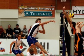 Kosti Shumov mättäsi palloa Suomi-Hollanti-ottelussa vuonna 2011. Kuva: Juuso Riponiemi