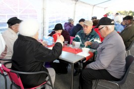 Maistelemassa hernerokkaa. Kuva: Tiina Naula