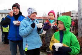 Jenna, 3, ja Niko, 6, Arola tulivat torille mummonsa ja vaarinsa, Tiina ja Rauno Valtasen kanssa. Joulumieltä nostattivat maukas puuro ja reipas sopanantajapoika, joka oli toivottanut hyvää joulua ja kysynyt Nikolta, paljonko herralle saisi olla. Kuva: Kiti Salonen