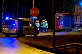 Tie oli tapahtumapaikalla suljettuna useita tunteja, ja poliisi ohjasi liikennettä kiertotien kautta. Kuva: Simo Päivärinta