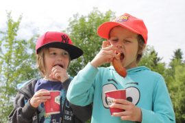 Vikke Forsbacka, 7, ja Lenni Mattila, 6, dippasivat kupin pohjalta makkaran mausteeksi ketsuppia. (Kuva: Kiti Salonen)