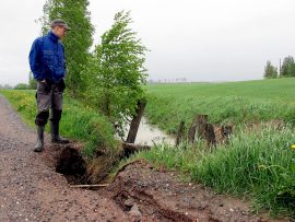 Marko Onnela ei muista, että vettä olisi aiemmin tullut vastaavalla voimalla. Kuva: Kati Uusitalo