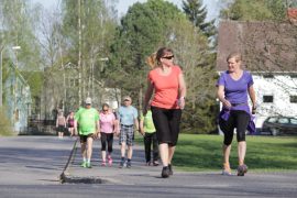 Taina Kiviniemi ja Eija Ylinen johdattivat pääjoukkoa Mäenpäästä Hulmin suuntaan. (Kuva: Kiti Salonen)