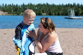 Jesper Markkula, 4, riensi uimasta äiti Laura Markkulan kuivattavaksi. Perhe käy yleensä uimassa Kreulan montulla, jonne koiratkin voivat tulla mukaan. Kuva: Kiti Salonen