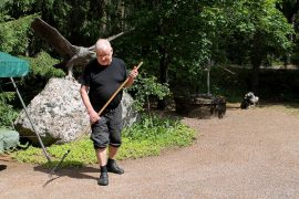 Eino Koskisen lempipuuhaa on etupihan haravointi, sillä työn tulos näkyy välittömästi. Kuva: Siiri Jumppanen