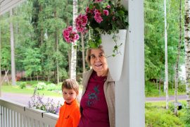 Antti Ristanen ja Riitta Mäki-Punto viettävät usein aikaa terassilla maisemia katsellen. Kuva: Siiri Jumppanen