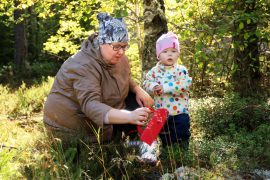 Suvi ja Amelia Havukainen hakevat metsästä marjojen ja sienten ohella harmoniaa ja hyvää mieltä. Kuva: Maija Paloposki