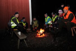 Rauno Kivine, Keijo Aittamäki, Marko Kivioja, Kati Uusitalo ja Sari Kuusinen palkitsisivat itsensä maalissa makkaralla. Rauno Tamminen ja Jarmo Mäntyharju olivat mukana jotoksen järjestelyissä. Kisan lähtö ja maali olivat Mäntyharjun konehallilla. (Kuva: Kiti Salonen)