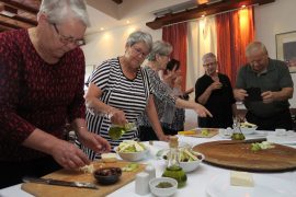 Sirkka Rosti ja Tarja Vehviläinen kokkasivat paikallisia ruokia viinitilalla.