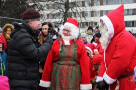 Jussi-Pekka Niittymäki kyseli muorilta ja joulupukilta, miten matka Korvatunturilta Loimaalle meni. Muori ja pukki kertoivat alkumatkan taittuneen rekikyydissä ja loppumatkan menneen saapasteluksi savessa. Kuva: Kiti Salonen