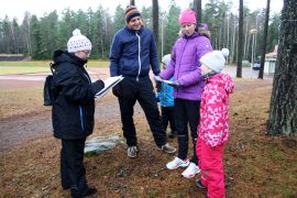 Satu Kiviperä tenttasi, kuinka hyvin Jussi Pulkkinen, Santeri Pulkkinen, 5, Satu Rajala ja Minea Pulkkinen, 7, tuntevat sovittelun. Tietoa riitti ja arvosanaksi tuli kymppi. Kuva: Maija Paloposki