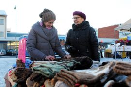 Lilja Mutkala (oik.) ihasteli Riitta Koiviston neulomuksia. Mutkala on ahkera käsityöihminen itsekin. (Kuva: Kiti Salonen)