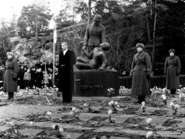 Sankaripatsaan paljastustilaisuus 6.12.1953. Patsaan edessä pastori Kauko Sainio (Suomen pisin pappi).