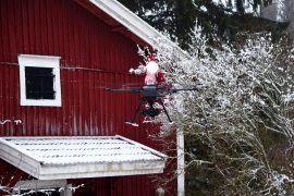 Joulupukki päätti tulla tarkastamaan, minkälainen lumitilanne on Loimaalla aattoa varten. Parempi tulla helikopterilla, koska lunta ei kertakaikkiaan ole. Kuva: Harry Willman