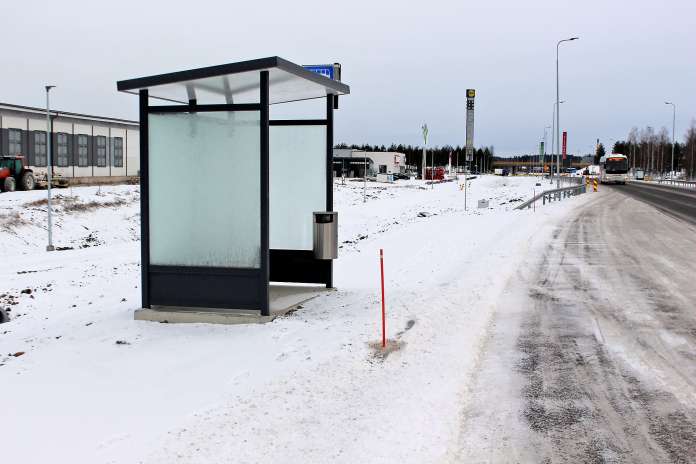 Arkipäivisin Ysitiellä Loimaan kohdalta kulkee lähemmäs parisenkymmentä bussivuoroa. Ysitien uudet pysäkit ovat jo käytettävissä kevyen liikenteen alikulun vieressä.